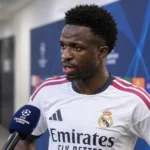Vinicius Junior in het witte tenue van Real Madrid tijdens een reactie na de wedstrijd.
