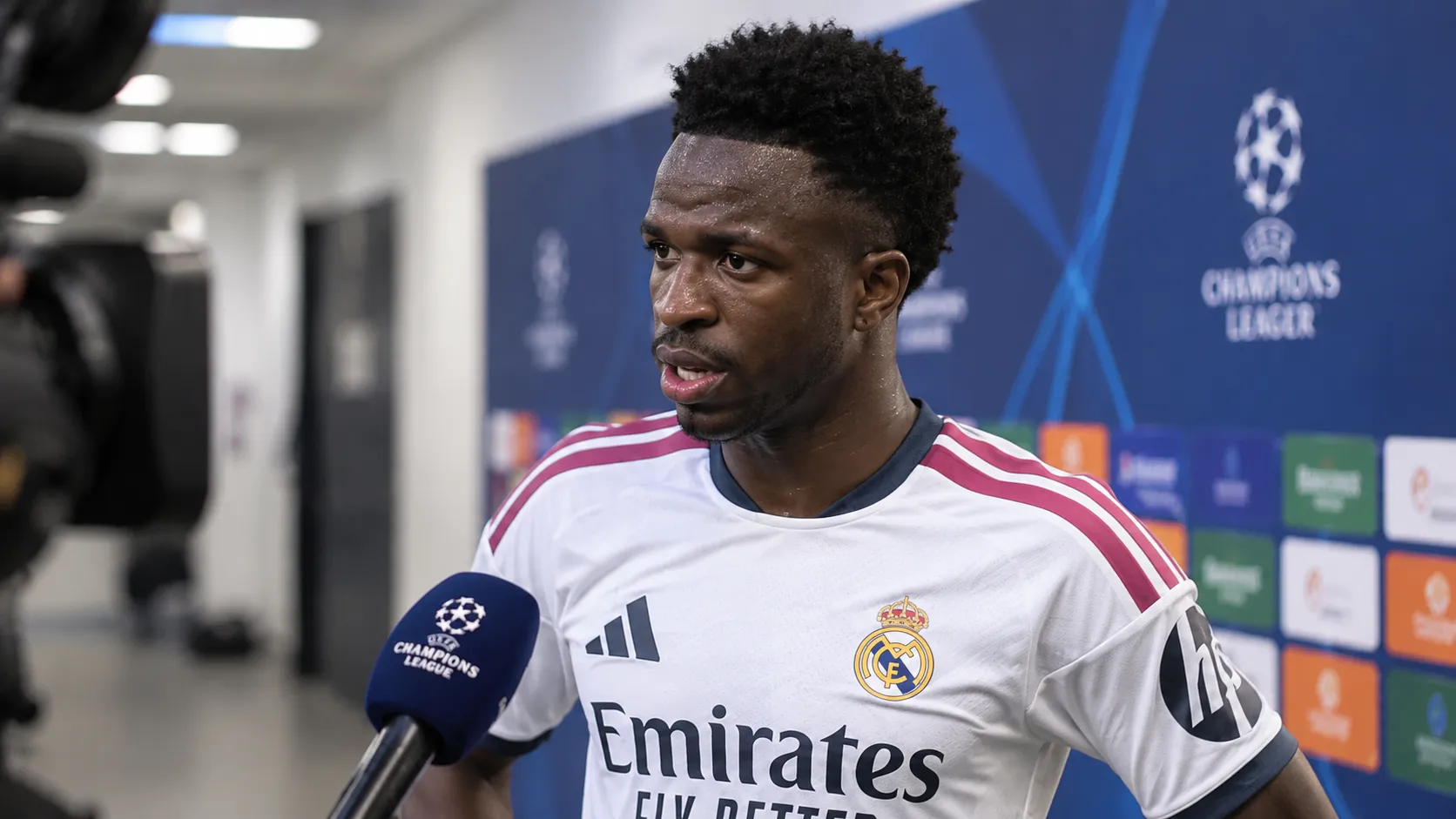 Vinicius Junior in het witte tenue van Real Madrid tijdens een reactie na de wedstrijd.