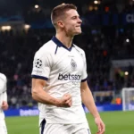 Nicolo Tresoldi van Club Brugge viert op het veld na een Europese wedstrijd.