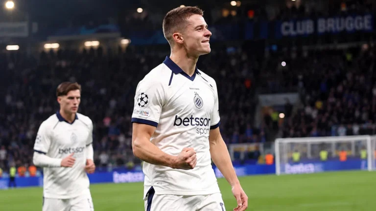 Nicolo Tresoldi van Club Brugge viert op het veld na een Europese wedstrijd.
