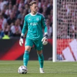 Marc ter Stegen in doelmanstenue van Ajax met de bal aan zijn voeten.