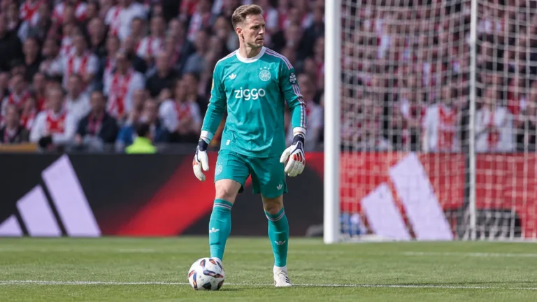 Marc ter Stegen in doelmanstenue van Ajax met de bal aan zijn voeten.