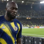 Romelu Lukaku in het tenue van Fenerbahçe langs de zijlijn na een wedstrijd.