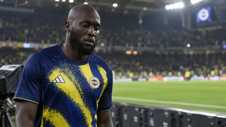 Romelu Lukaku in het tenue van Fenerbahçe langs de zijlijn na een wedstrijd.