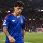 Lisandro Martínez in het blauwe shirt van Manchester United op het veld na een wedstrijd.