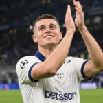Nicolo Tresoldi van Club Brugge applaudisseert in zijn wedstrijdtenue na een Europese wedstrijd.
