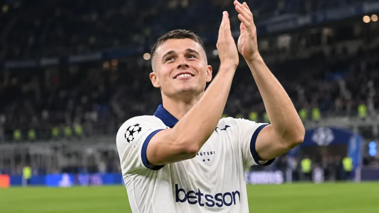 Nicolo Tresoldi van Club Brugge applaudisseert in zijn wedstrijdtenue na een Europese wedstrijd.