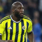 Romelu Lukaku in geel-blauw wedstrijdshirt op het veld tijdens een voetbalwedstrijd.