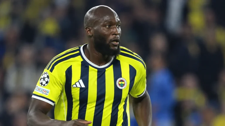 Romelu Lukaku in geel-blauw wedstrijdshirt op het veld tijdens een voetbalwedstrijd.