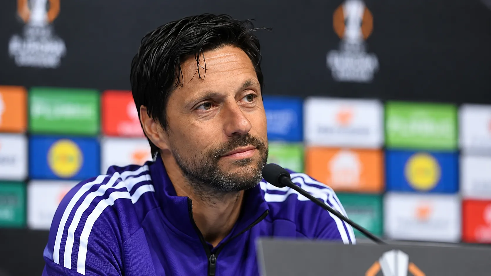 Vitor Bruno spreekt op een persconferentie voor Anderlecht.