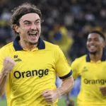 Kamiel Van de Perre viert op het veld in het gele tenue van Union.