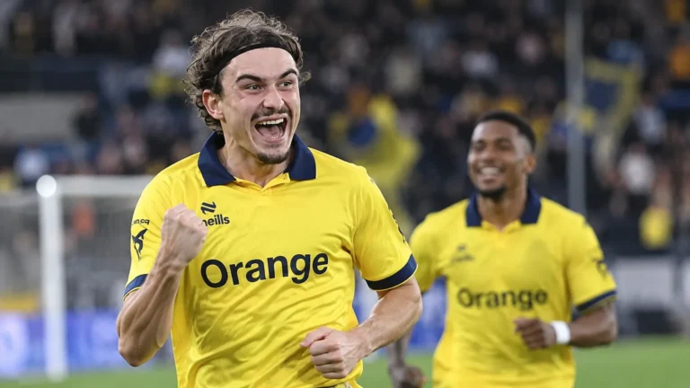 Kamiel Van de Perre viert op het veld in het gele tenue van Union.