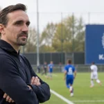 Sven Kums volgt jeugdvoetbal langs de zijlijn bij een KAA Gent-veld.