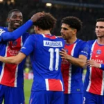 PSG-spelers vieren samen op het veld na een Champions League-wedstrijd.