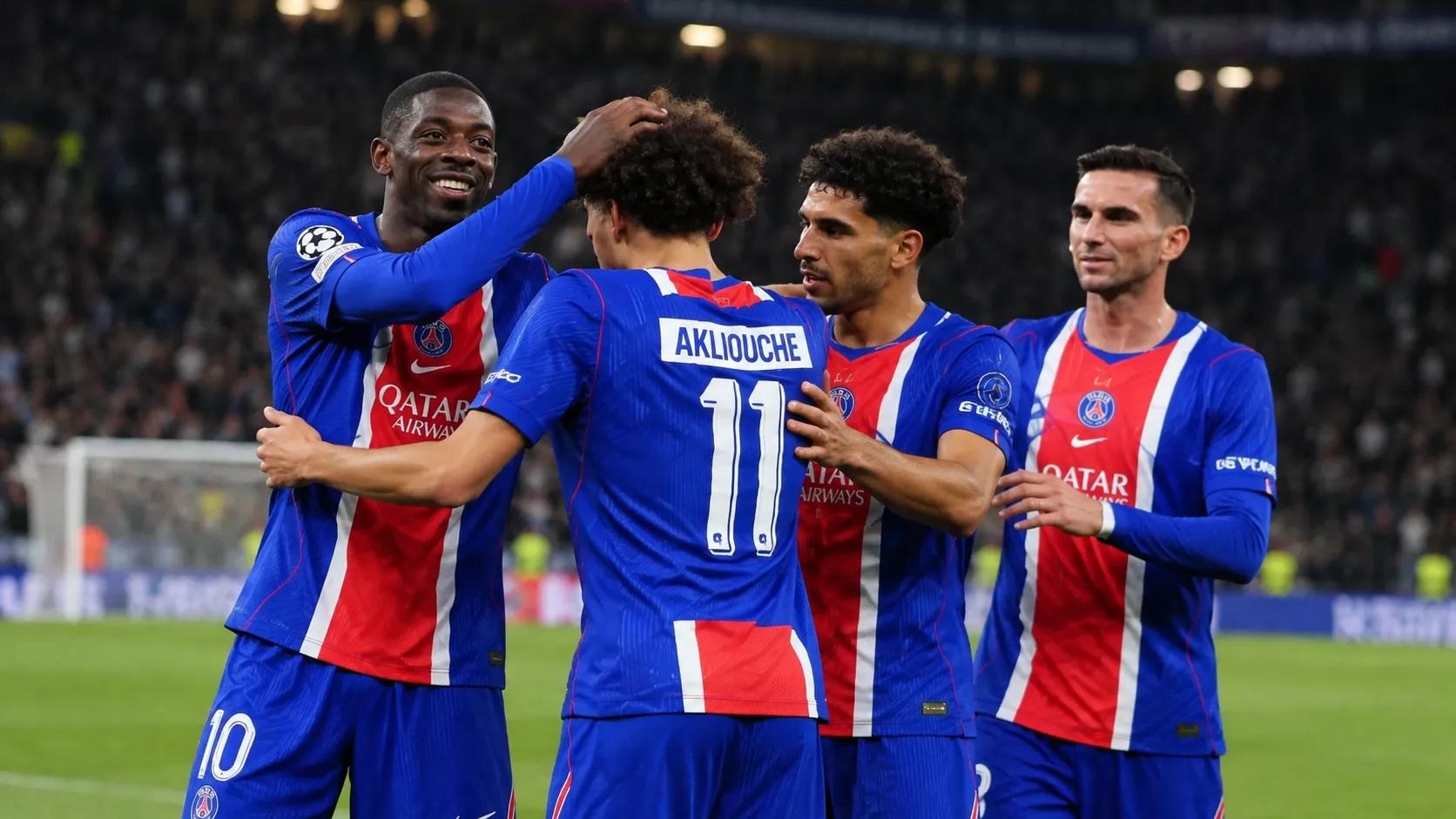 PSG-spelers vieren samen op het veld na een Champions League-wedstrijd.