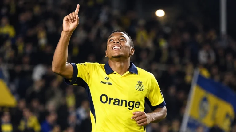 Relebohile Mofokeng viert een doelpunt in het gele shirt van Union.