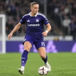 Thelo Aasgaard controleert de bal in het donkerpaarse tenue van Anderlecht.