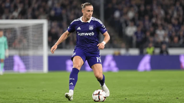Thelo Aasgaard controleert de bal in het donkerpaarse tenue van Anderlecht.