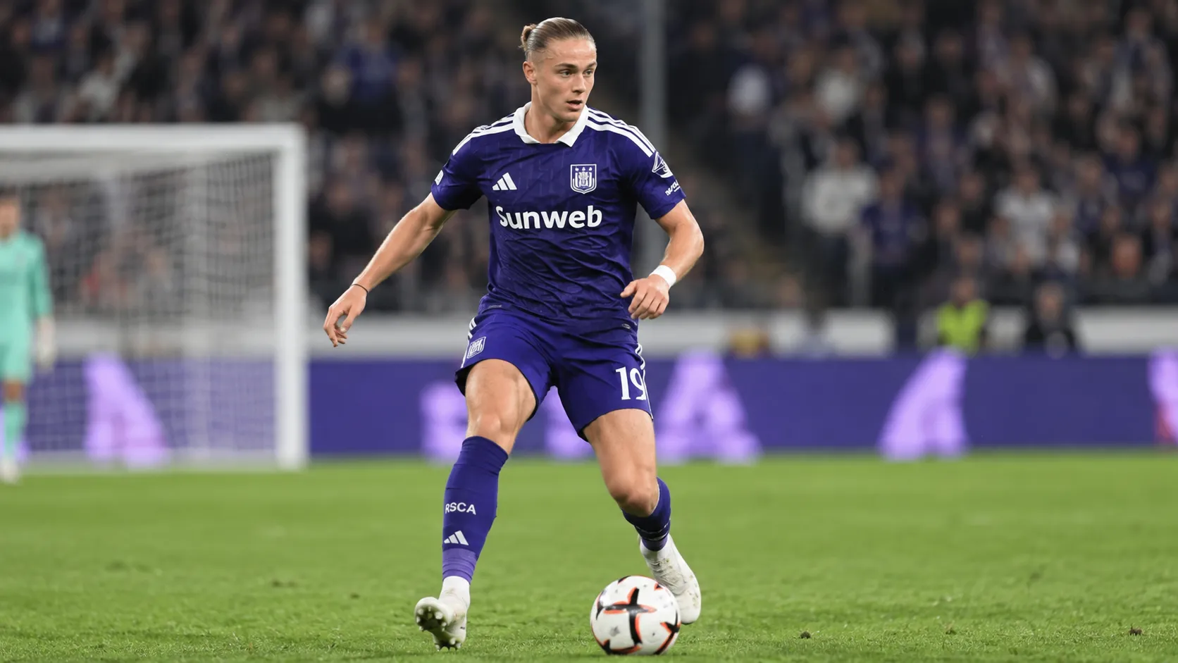 Thelo Aasgaard controleert de bal in het donkerpaarse tenue van Anderlecht.