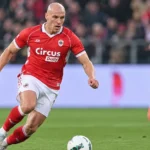 Michael Frey van Antwerp in rood-wit tenue tijdens een voetbalmoment op het veld.