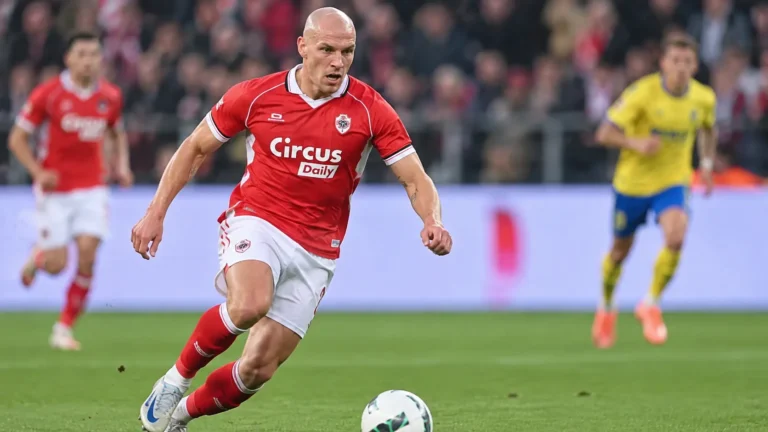 Michael Frey van Antwerp in rood-wit tenue tijdens een voetbalmoment op het veld.