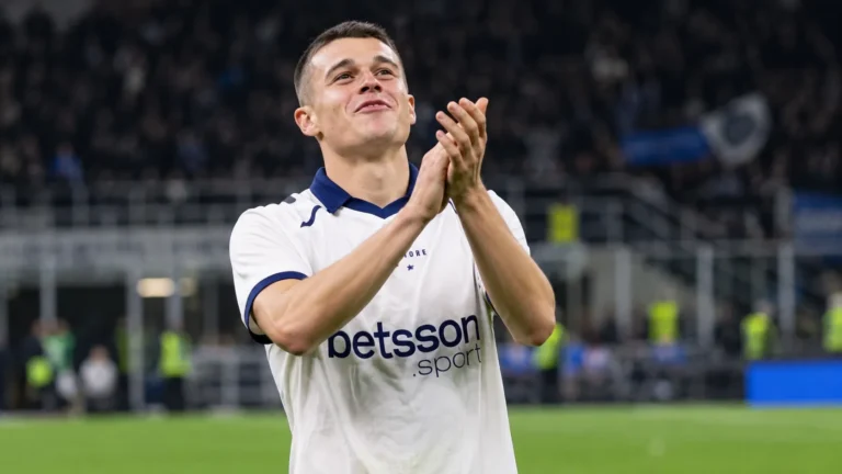 Nicolò Tresoldi van Club Brugge applaudisseert na afloop op het veld.