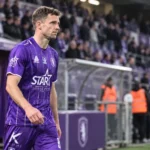 Lukas Van Eenoo in het paarse Beerschot-tenue op het veld.
