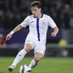 Kristian Arnstad in het witte tenue van Anderlecht tijdens een wedstrijdmoment.