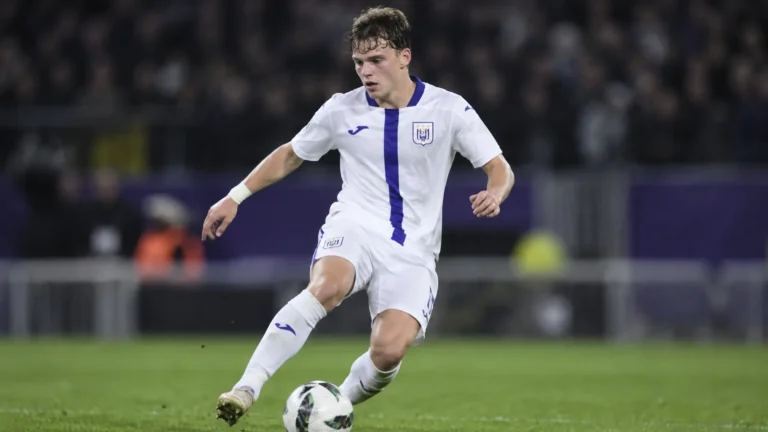 Kristian Arnstad in het witte tenue van Anderlecht tijdens een wedstrijdmoment.