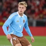 Zeno Van den Bosch in het lichtblauwe shirt van België op het voetbalveld.