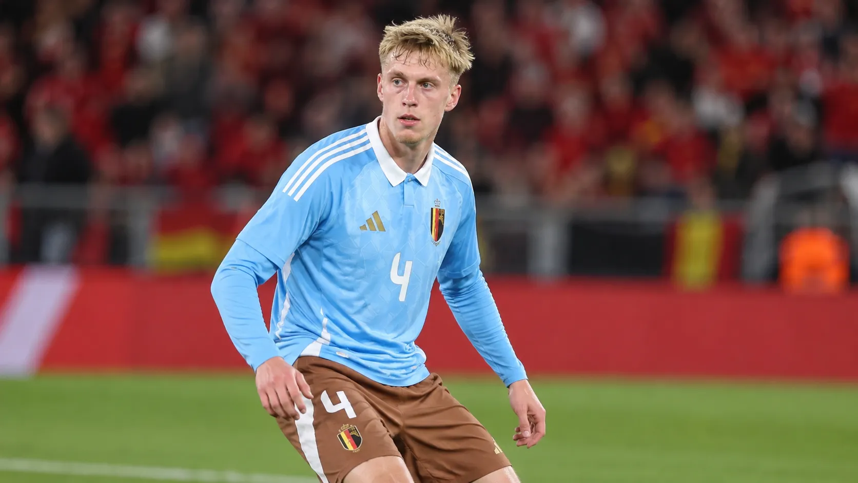 Zeno Van den Bosch in het lichtblauwe shirt van Belgiƫ op het voetbalveld.