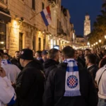 Een groep Hajduk Split-supporters met blauw-witte sjaals in het centrum van Split.