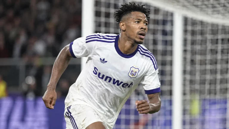 Tawfik Bentayeb van RSC Anderlecht in actie voor het doel.