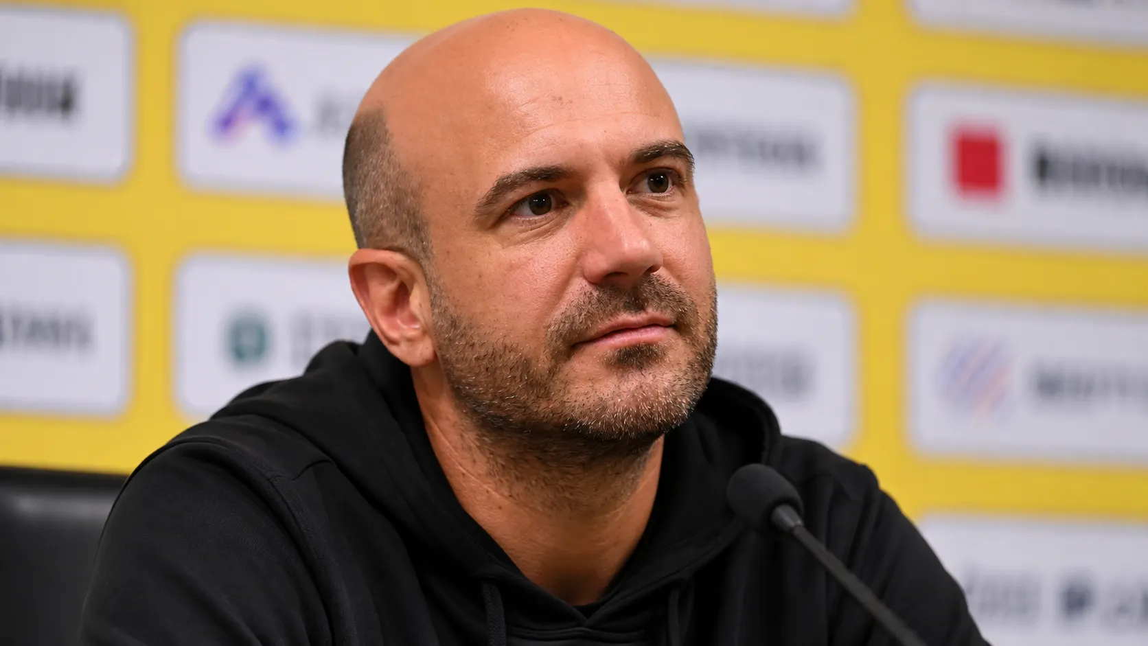 Frédéric De Meyer tijdens een persmoment in aanloop naar de Europese wedstrijd van STVV.