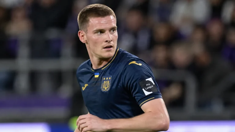 Sergio Gomez in het tenue van RSC Anderlecht tijdens een wedstrijd.