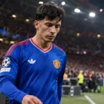 Een Manchester United-speler in blauw wedstrijdtenue na een wedstrijd.