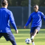 Twee spelers van AGF Aarhus tijdens een training in blauwe trainingskleding.