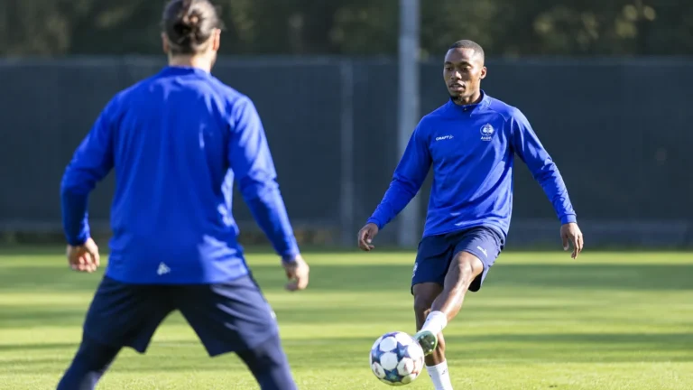 Twee spelers van AGF Aarhus tijdens een training in blauwe trainingskleding.
