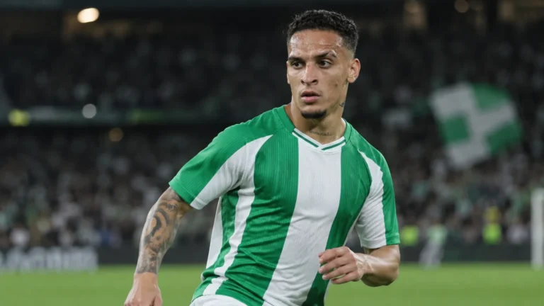 Antony in een groen-wit wedstrijdshirt tijdens een avondwedstrijd op het veld.