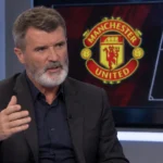 Roy Keane spreekt in een voetbalanalysestudio met een Manchester United-embleem op een tactisch scherm.
