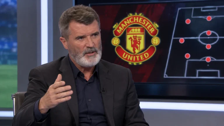 Roy Keane spreekt in een voetbalanalysestudio met een Manchester United-embleem op een tactisch scherm.