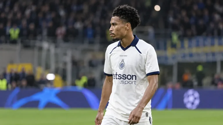 Félix Lemaréchal van Club Brugge op het veld in wit wedstrijdtenue.