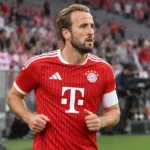 Harry Kane in het rode tenue van Bayern München tijdens een opwarming in het stadion.