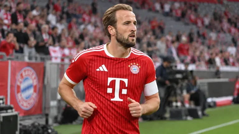 Harry Kane in het rode tenue van Bayern München tijdens een opwarming in het stadion.