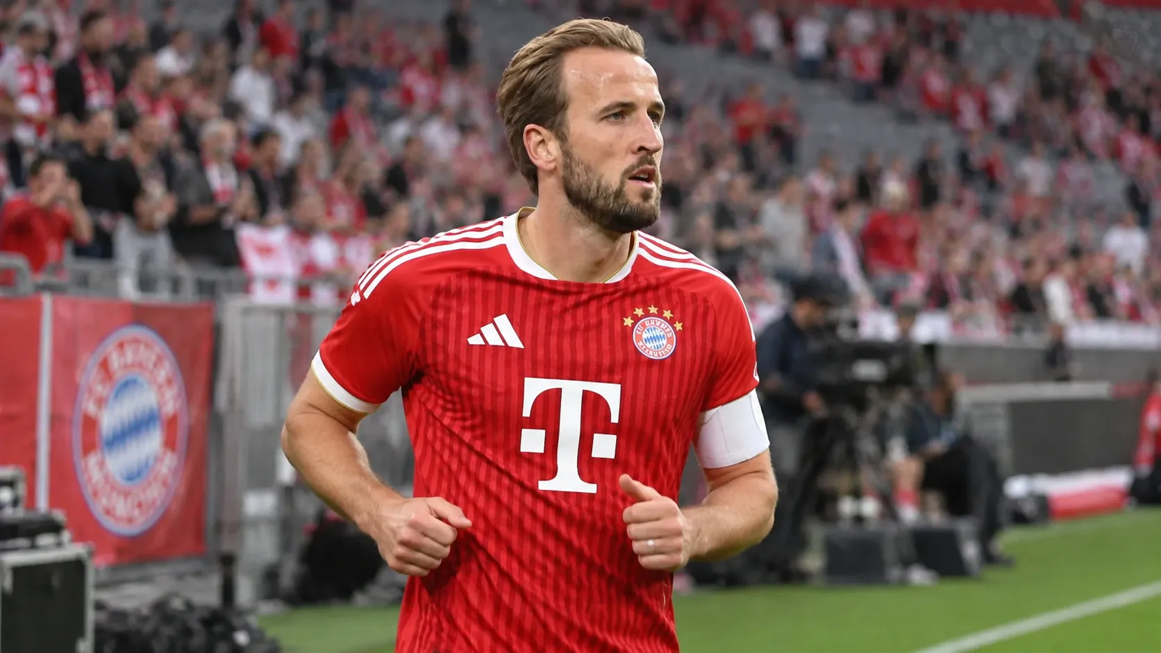 Harry Kane in het rode tenue van Bayern München tijdens een opwarming in het stadion.