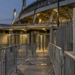 Afgezette toegang tot een stadion met een vast Hajduk Split-richtingsbord.