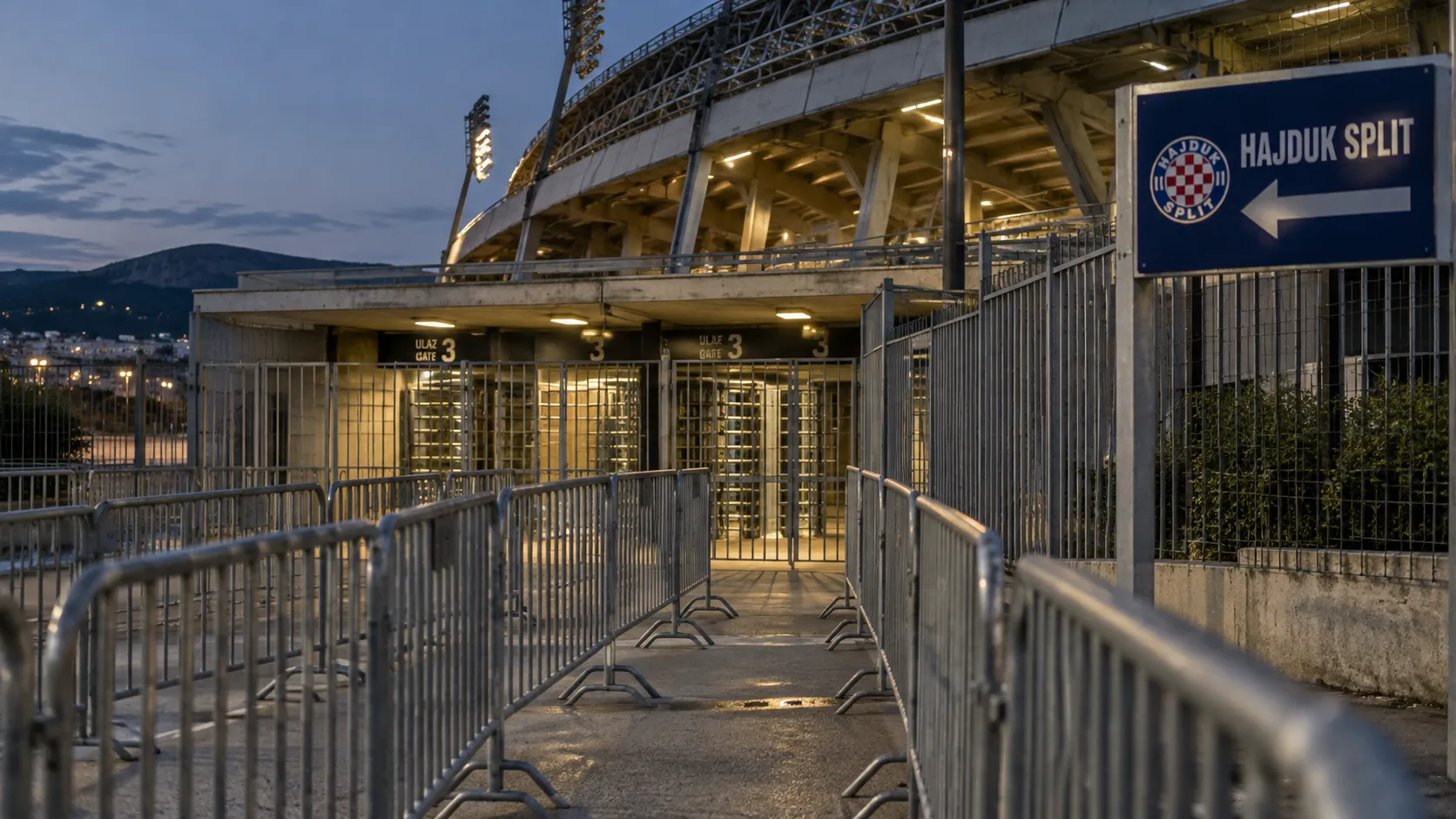 Afgezette toegang tot een stadion met een vast Hajduk Split-richtingsbord.
