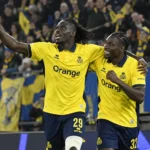 Twee Union-spelers vieren samen op het veld tijdens de Europese wedstrijd.