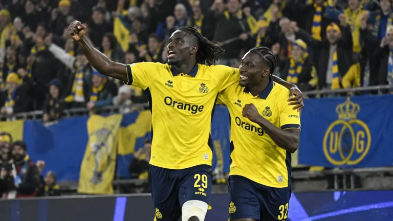 Twee Union-spelers vieren samen op het veld tijdens de Europese wedstrijd.