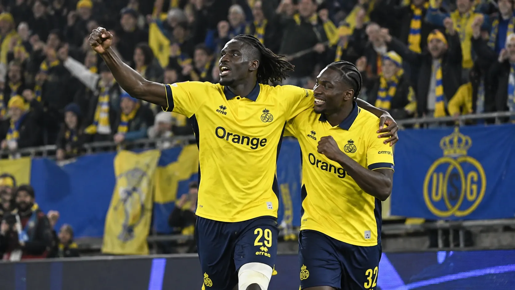 Twee Union-spelers vieren samen op het veld tijdens de Europese wedstrijd.
